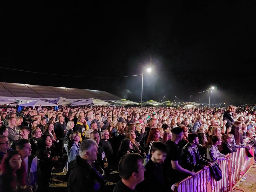 [FOTO] Tisuće ljudi uživali u koncertu Opće Opasnosti i 1. večeri Moto susreta u Pleternici