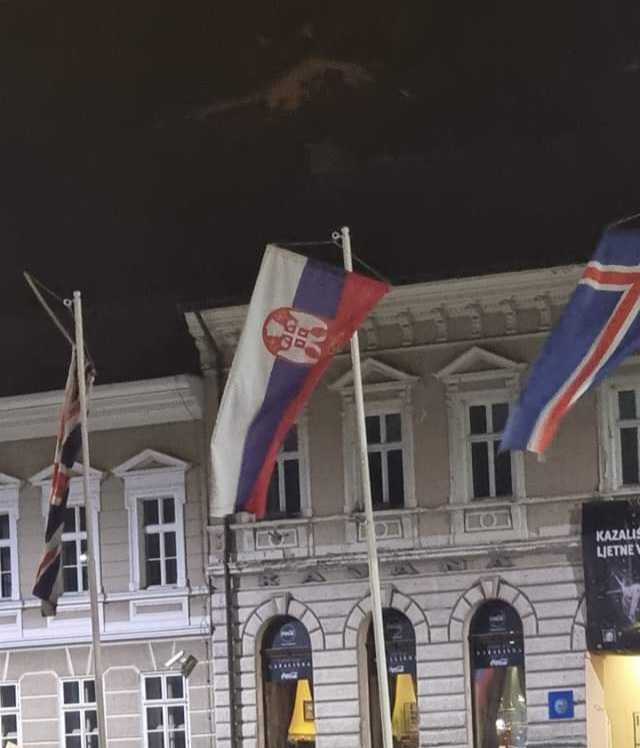 [VIDEO] Sinoć u Požegi s Trga Svetog Trojstva skinuta zastava Srbije