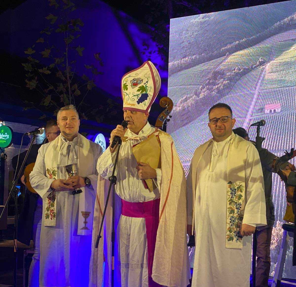 Vinski biskup Igor Kovačević, ministranti Leo Pandžić i Josip Matković na Martinju Crne Gore