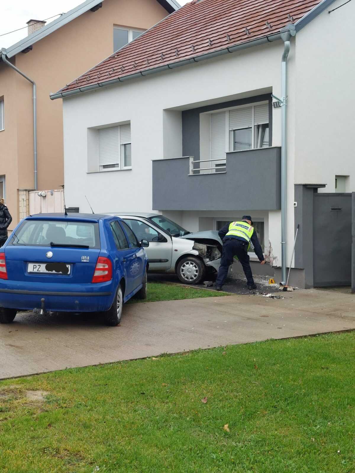 Policija izvijestila o zabijanju automobila u obiteljsku kuću