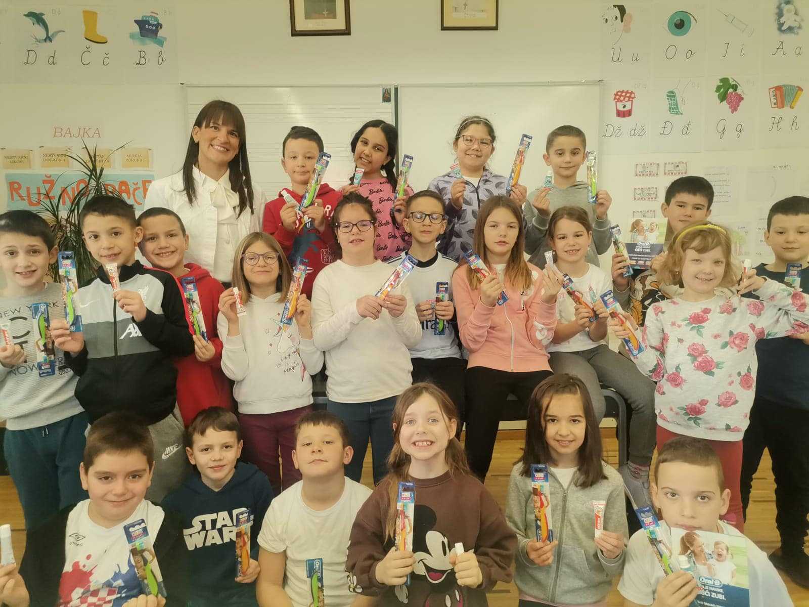 [FOTO] Stomatologinja Ana Bogović – Lucić održala predavanje o higijeni učenicima Katoličke osnovne škole