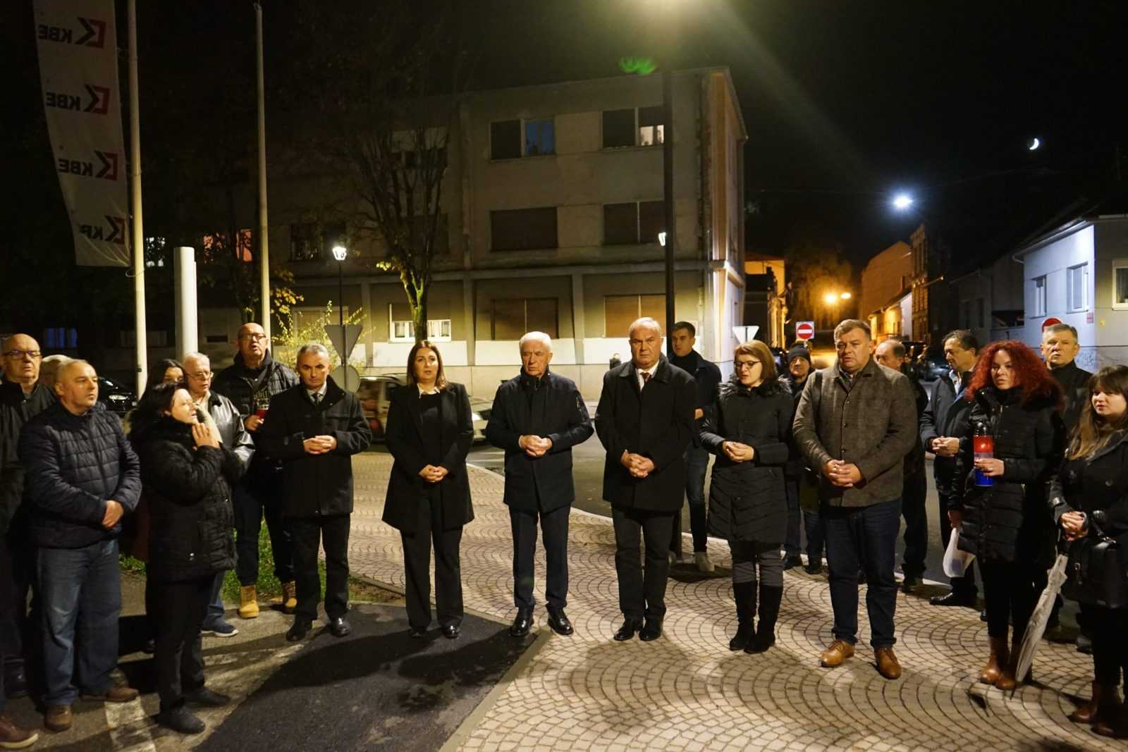 [FOTO] HDZ paljenjem svijeća u Vukovarskoj ulici odao počast žrtvama Vukovara i Škabrnje