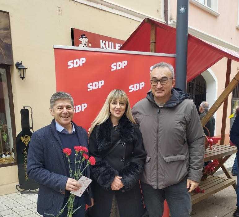 Članovi gradske organizacije SDP-a Požega čestitali Dan žena dijeljenjem karanfila