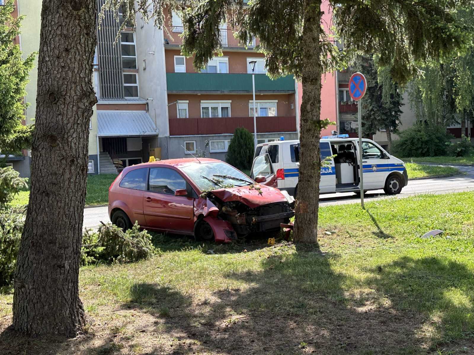 [FOTO] Osobnim automobilom se zabio u stablo