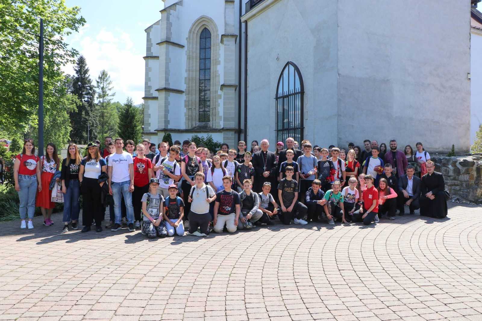 Učenici osnovnih škola u Požeškoj biskupiji hodočastili u Voćin