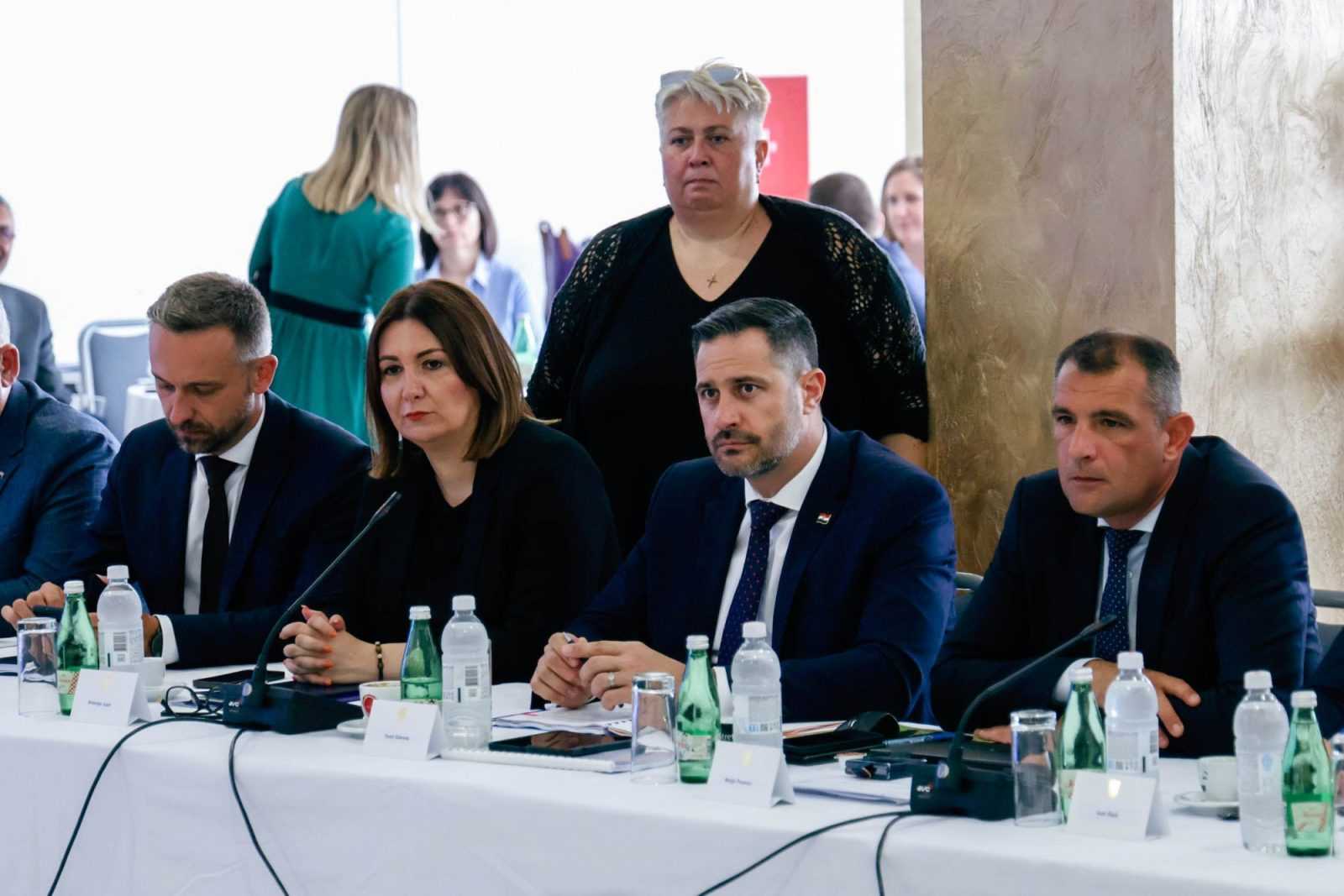 Županica Jozić na sastanku Vlade sa županima, predstavnicima Udruge gradova i Hrvatske zajednice općina u Sisku