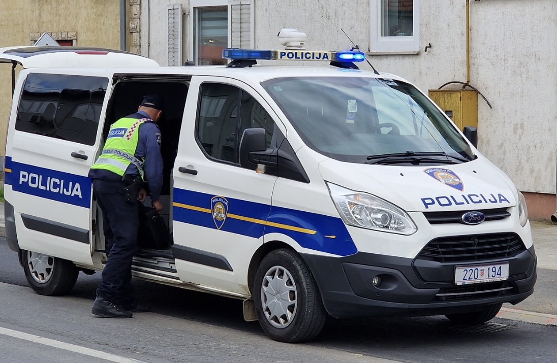 Bez položenog vozačkog ispita vozio moped, pa vrijeđao policijske službenike. Prijava i Zavodu za socijalni rad