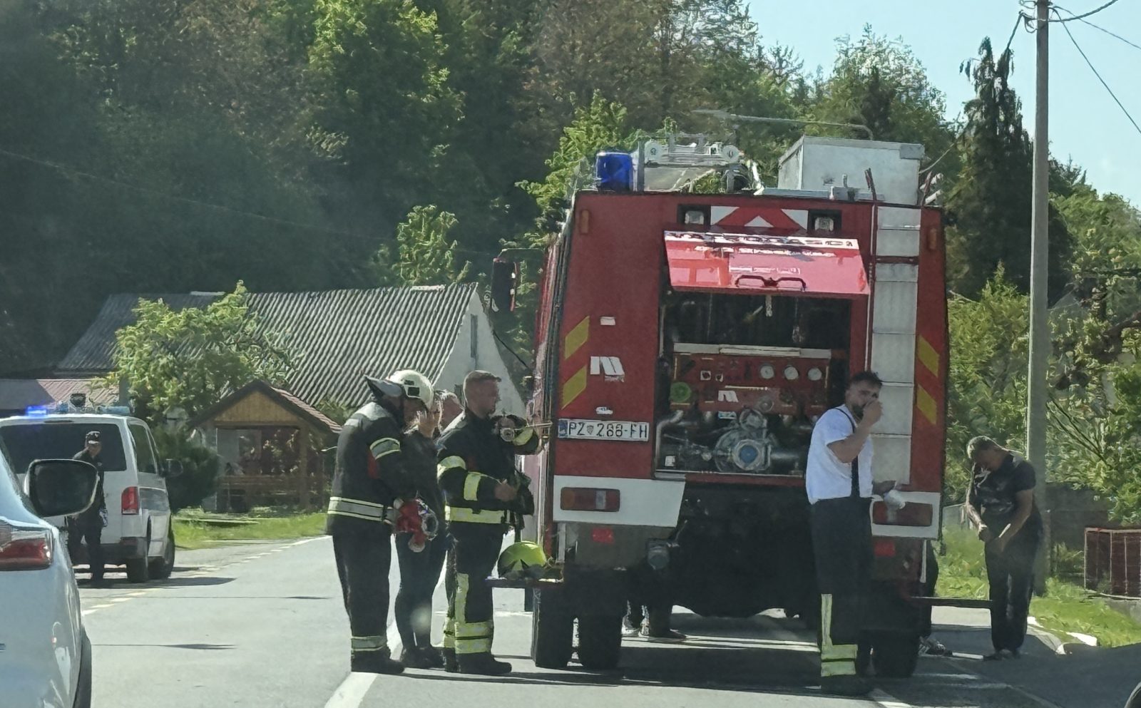 Požar na dijelu obiteljske kuće, vatrogasci i policija na terenu