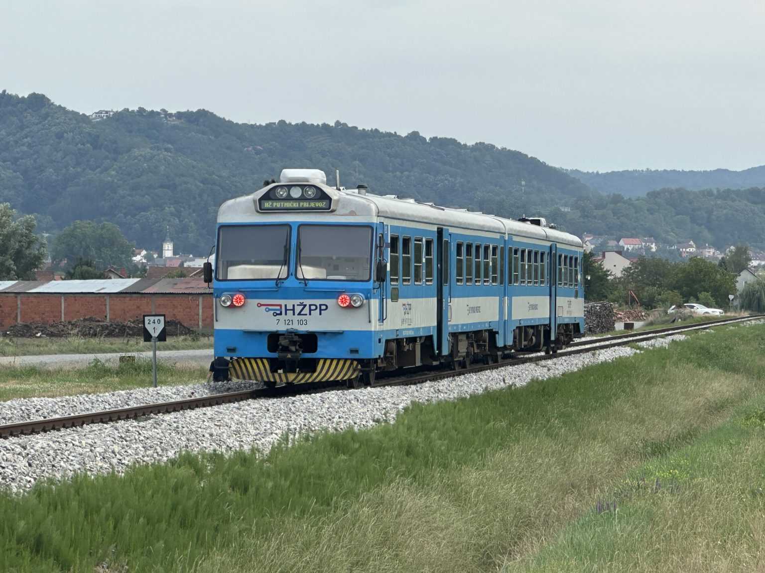 Požega: U sudaru osobnog automobila i vlaka nastala materijalna šteta