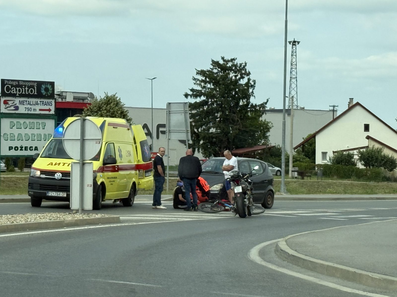 Osobnim automobilom naletio na biciklisticu, djelatnici hitne joj pružaju pomoć