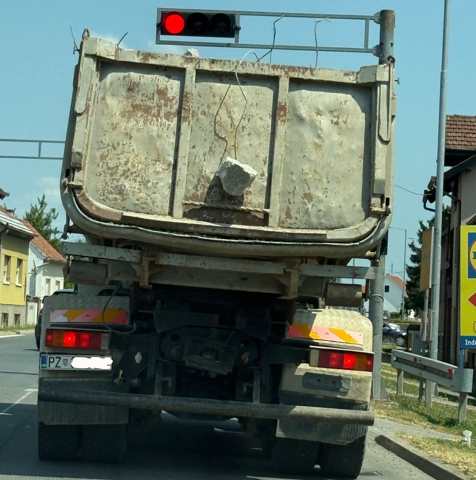 Komad armature visi iz kamiona i ugrožava druge sudionike u prometu