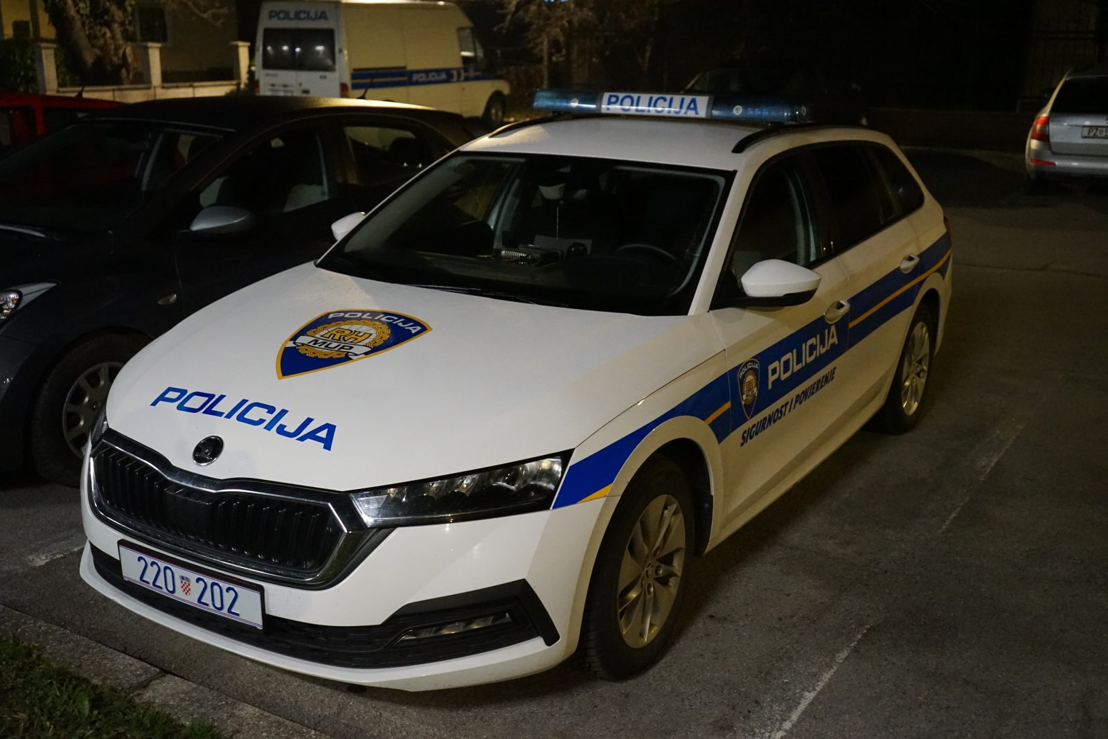 55-godišnjak zbog neprilagođene brzine sletio s ceste i udario u drveni stup