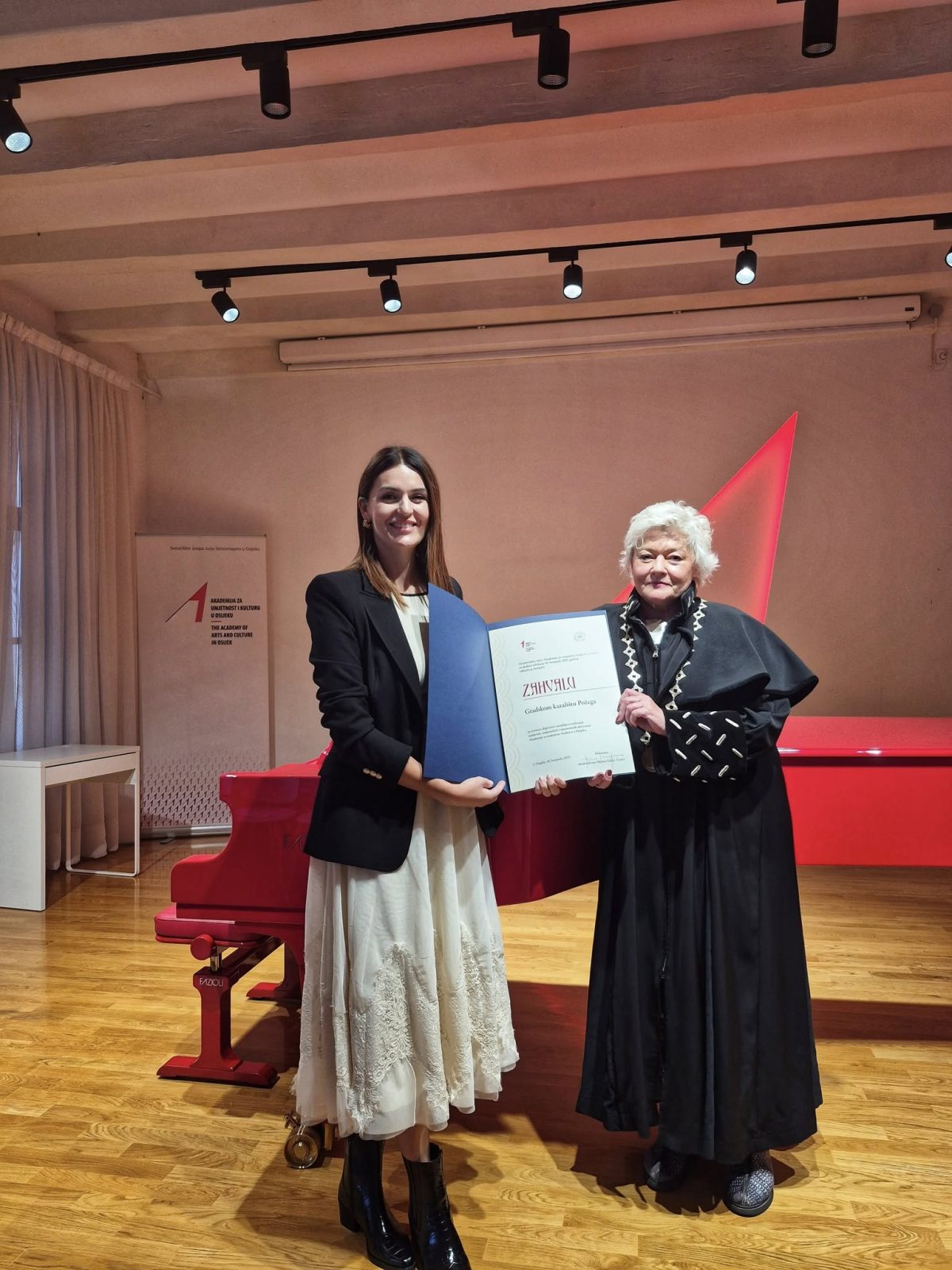Na 20. obljetnici Akademije za umjetnost i kulturu u Osijeku, našem Kazalištu uručena zahvalnica