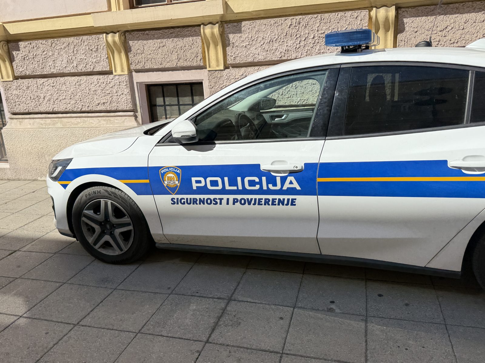 88-godišnjak prelazio cestu gdje nema pješačkog prijelaza pa ga udario auto. Teško je ozlijeđen