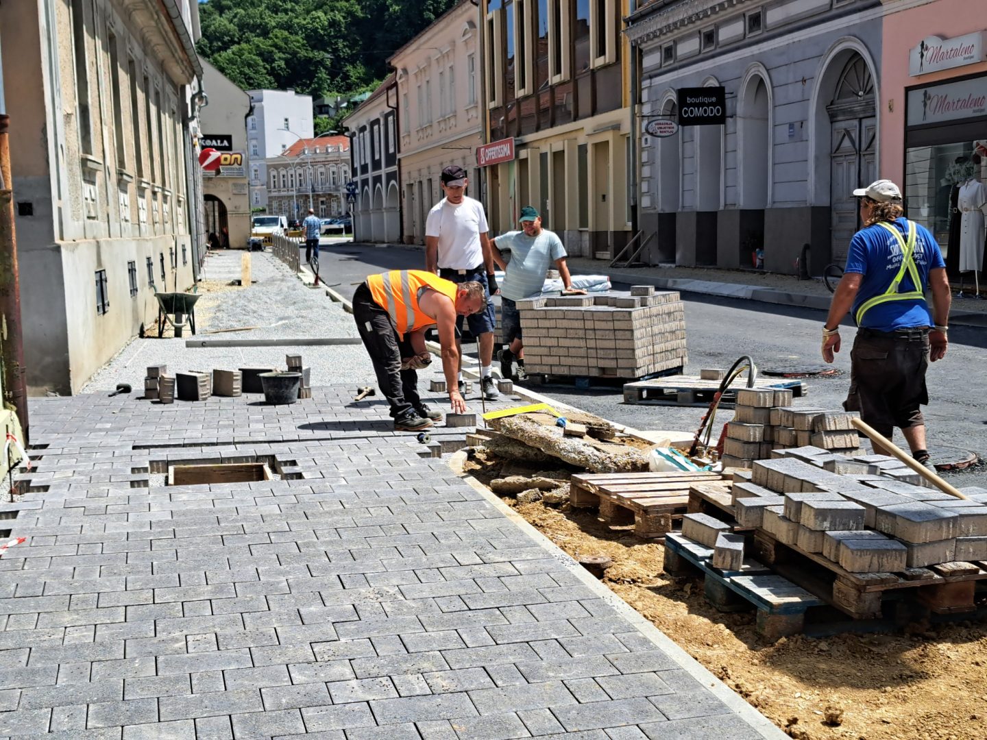 U SREDIŠTU POŽEGE Počelo postavljanje kocki na nogostup u Ulici Matice hrvatske