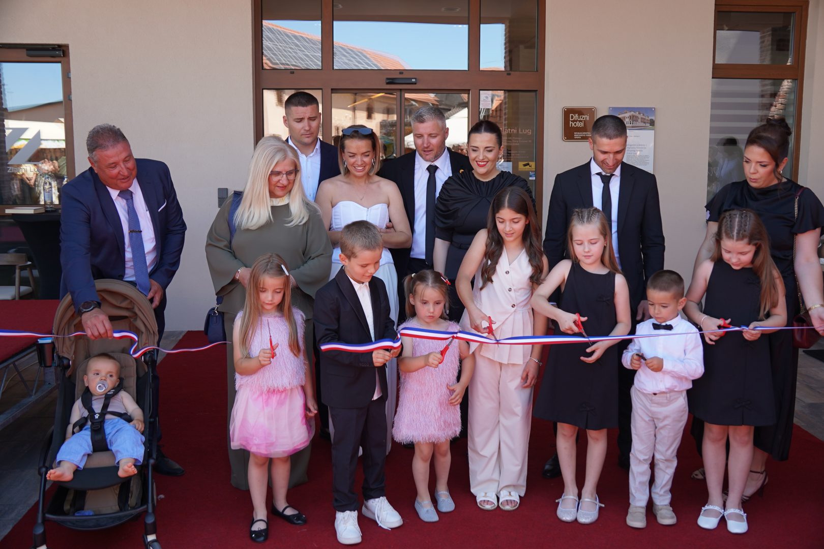 [FOTO] Obitelj Pandžić svečano otvorila hotel Zlatni Lug, prvi hotel u Požeško-slavonskoj županiji