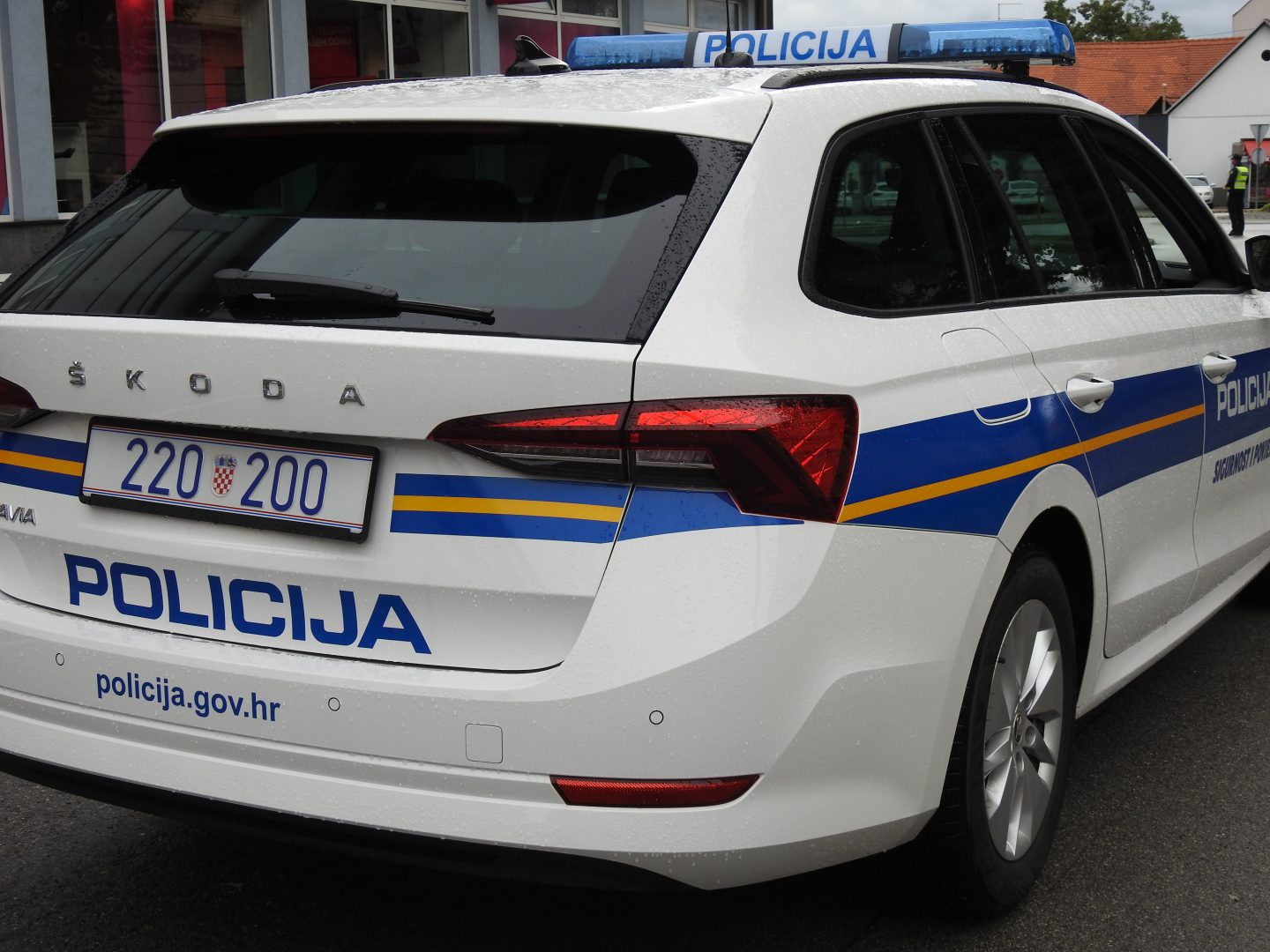 Zbog neprilagođene brzine 19-godišnjakinja se zabila u zaustavljeni automobil