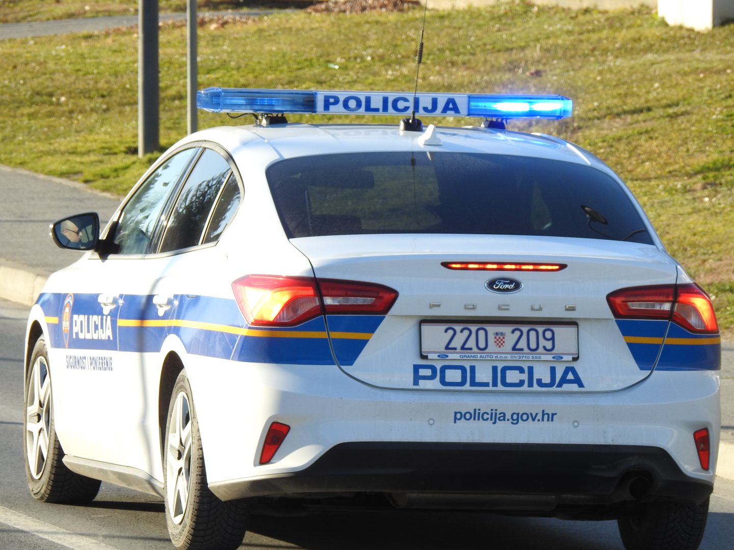 Alkoholizirani muškarac omalovažavao i vrijeđao policijske službenike
