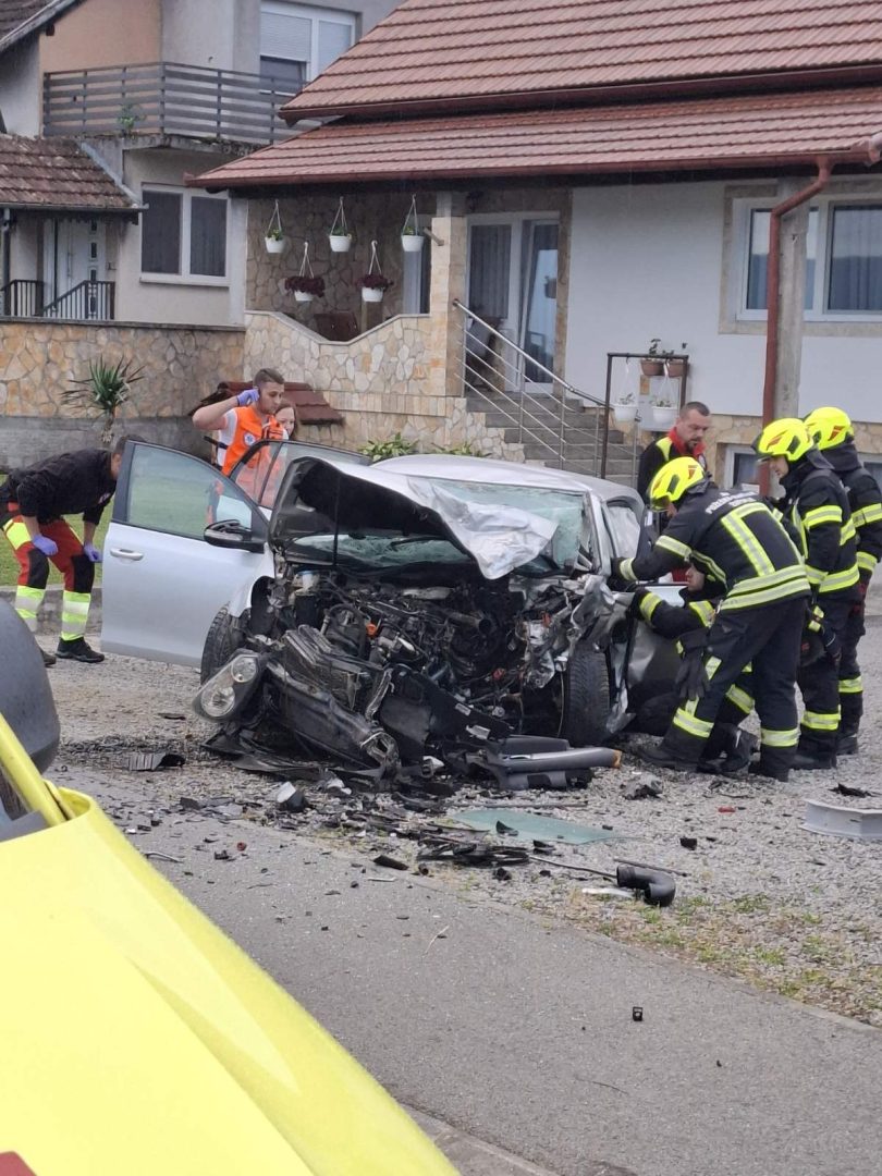 Teška prometna nesreća, cesta zatvorena, vatrogasci režu vozila