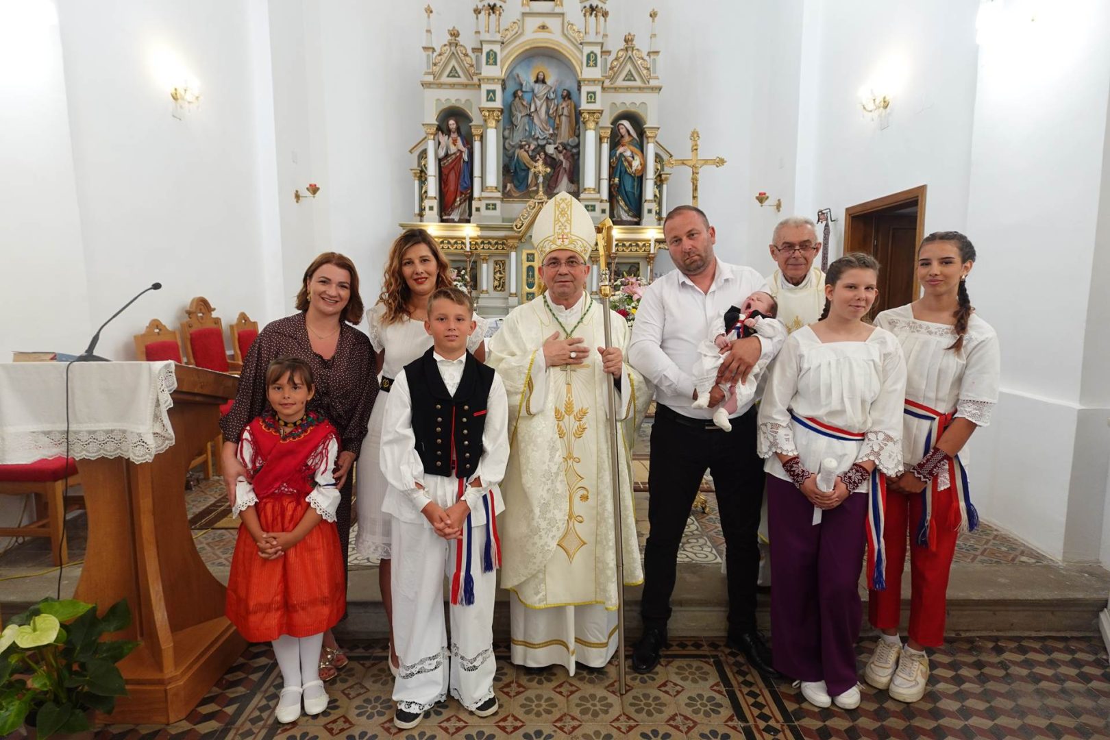 Krštenje petog djeteta u obitelji Lucić u Bučju
