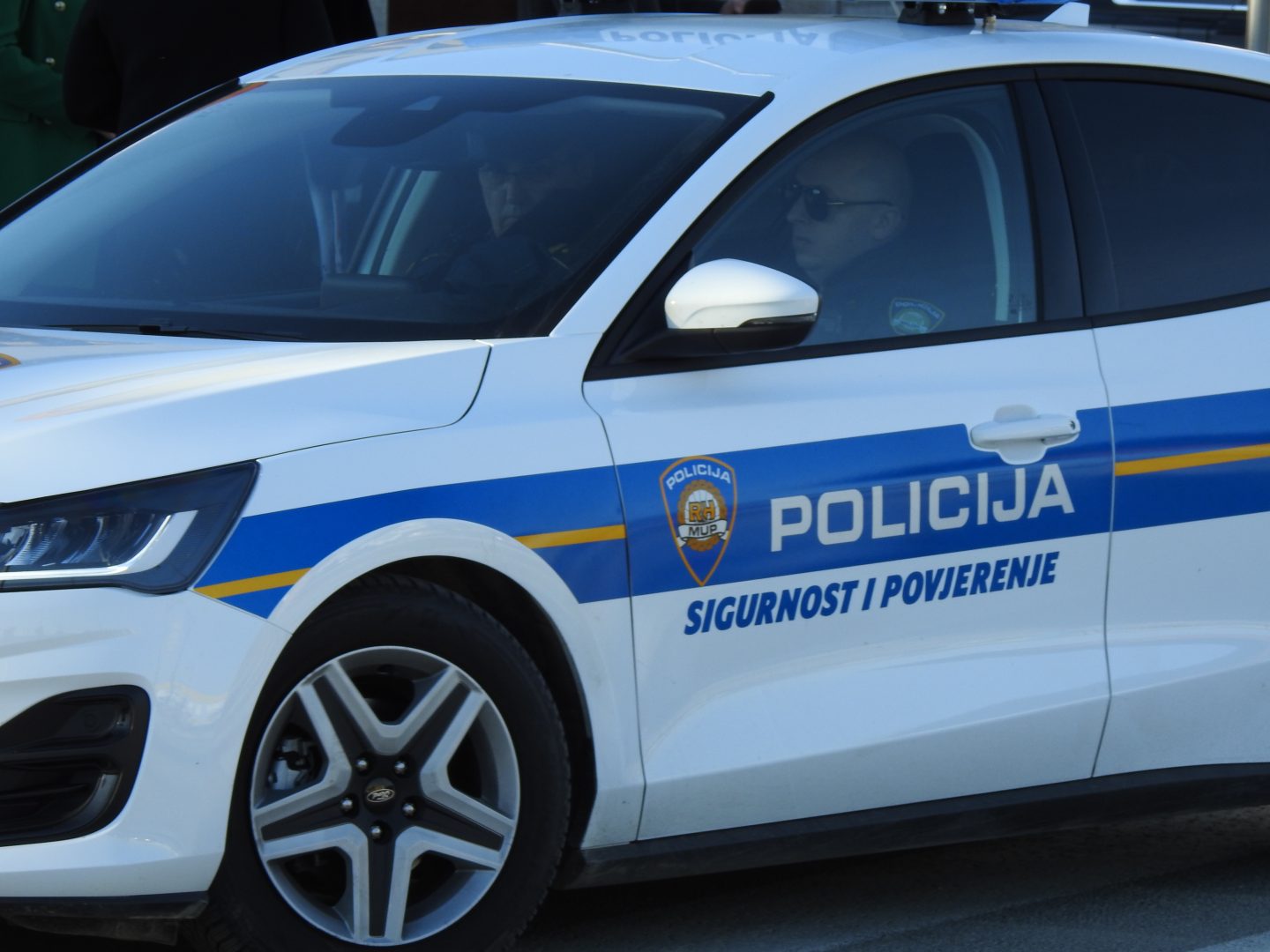 Pijani vozač s 2,02 promila divljao pa udario u zaustavljeni automobil