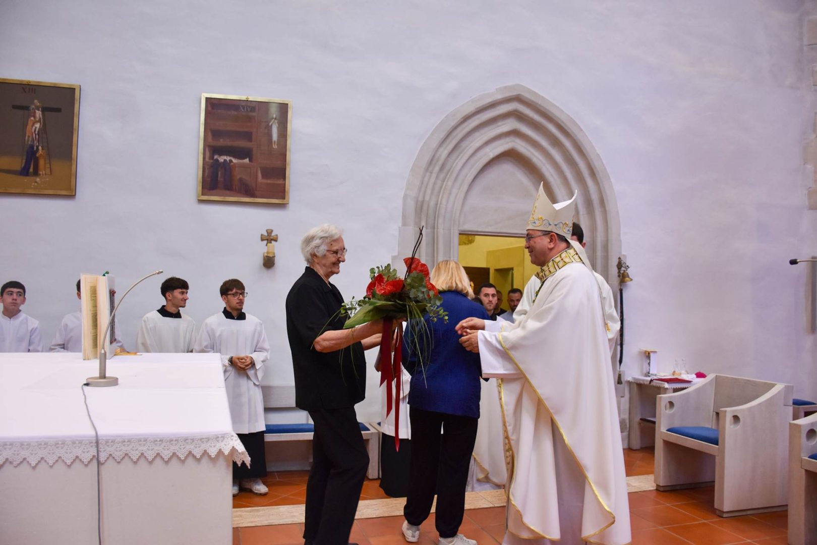 Hodočašće starijih osoba u Voćin na 23. godišnjicu krunjenja lika Majke Božje