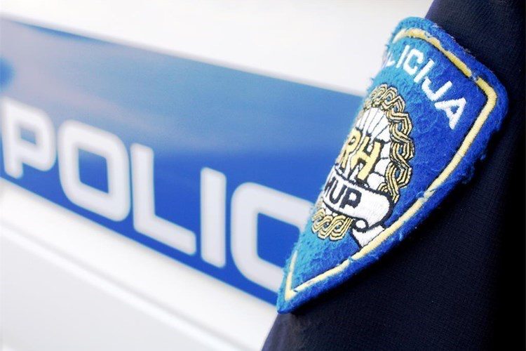 27-godišnjak kroz prozor auta pokazivao golu stražnjicu