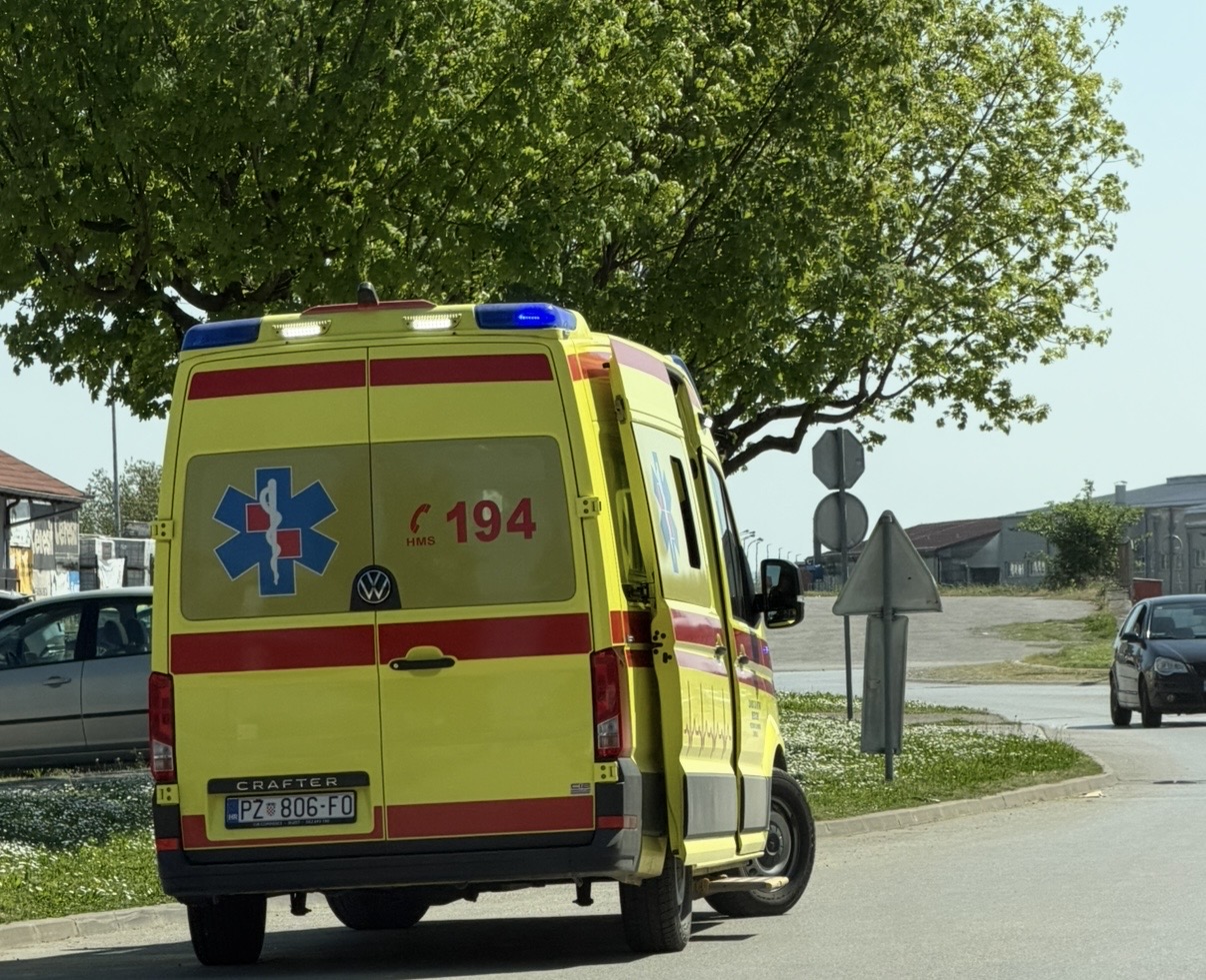 Motociklist zbog neprilagođene brzine pao u kružnom toku