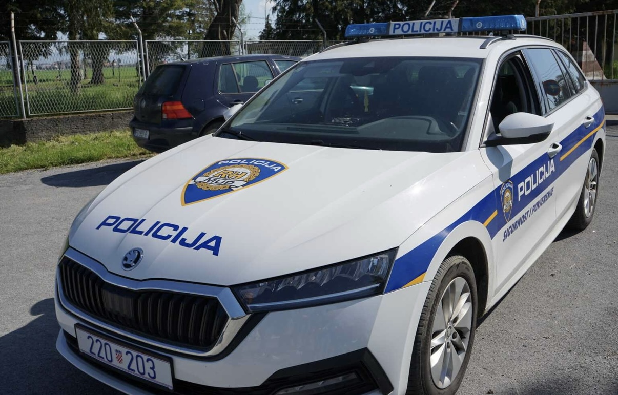 Vozio moped bez vozačke dozvole i kacige te vrijeđao policijske službenike