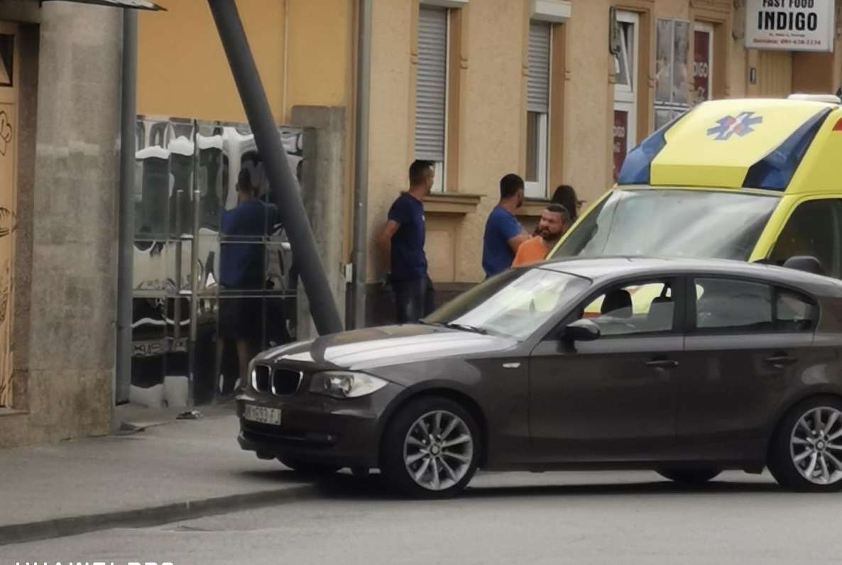 Autom se zabio u stup, jedna osoba ozlijeđena
