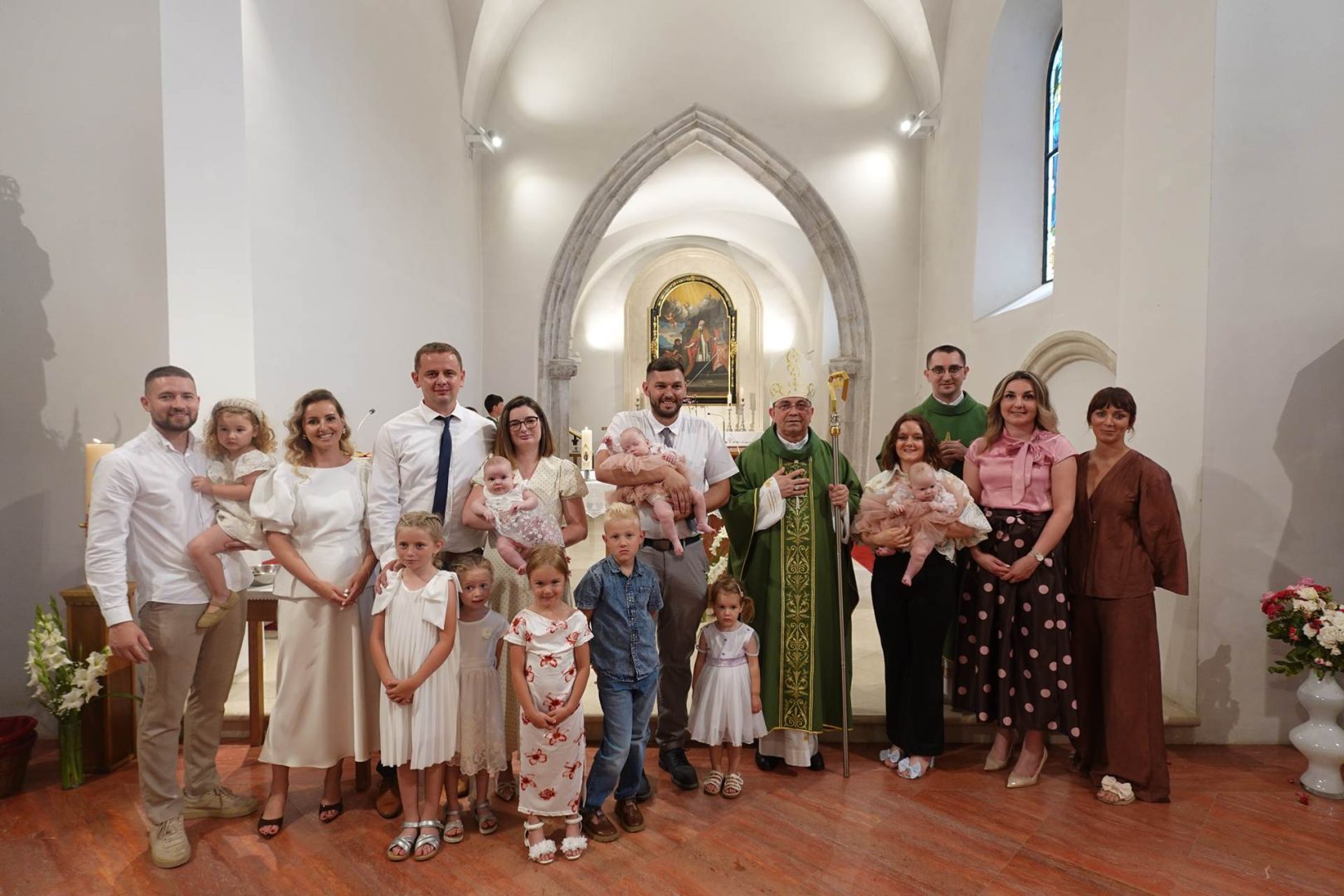 Biskup Ivo krstio troje djece u Velikoj
