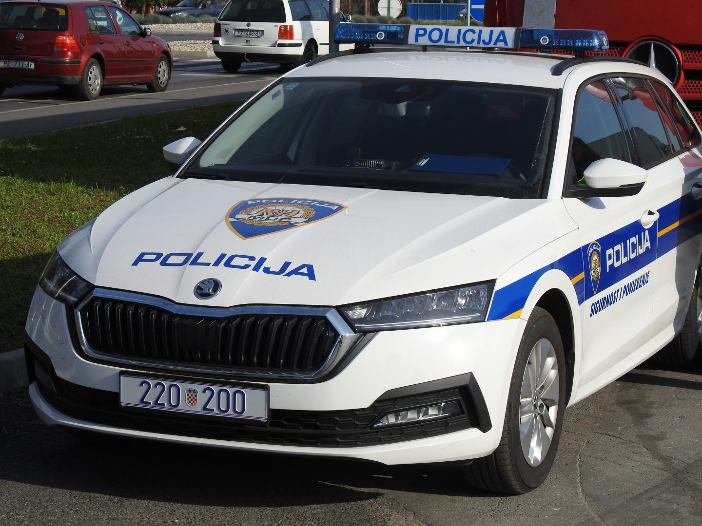 87-godišnjak ignorirao spuštanje rampe, udarila mu u automobil pa pobjegao