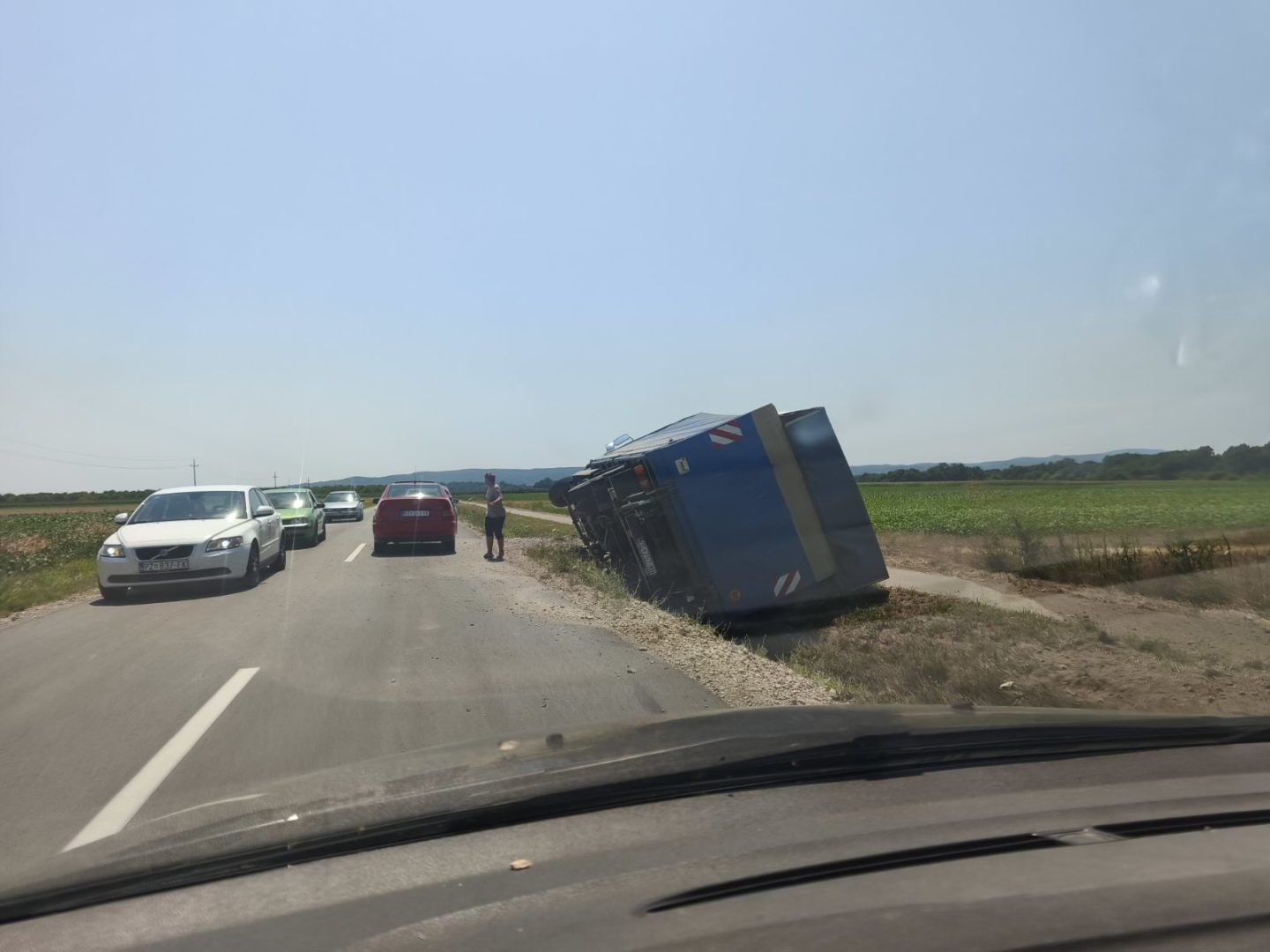Kamion sletio s ceste između Vetova i Jakšića, promet usporen