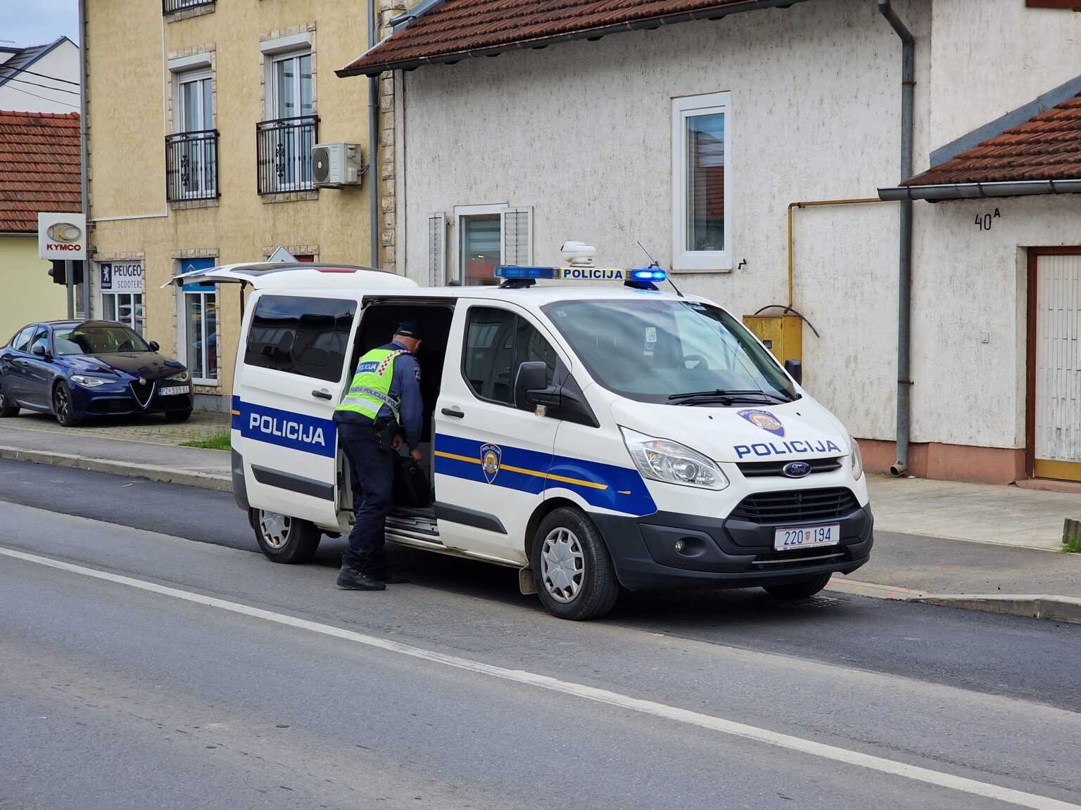 Skretao ulijevo bez provjere pa udario u teretno vozilo