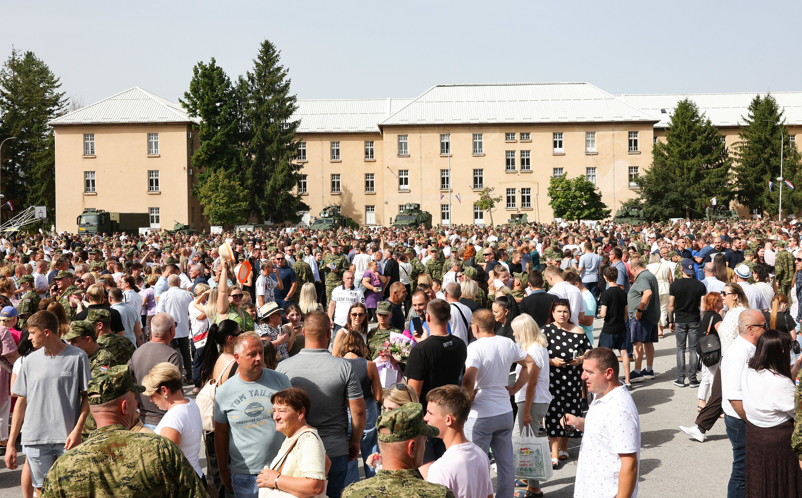 [FOTO] Oko 3500 ljudi jučer pristiglo u požešku vojarnu na svečanu prisegu