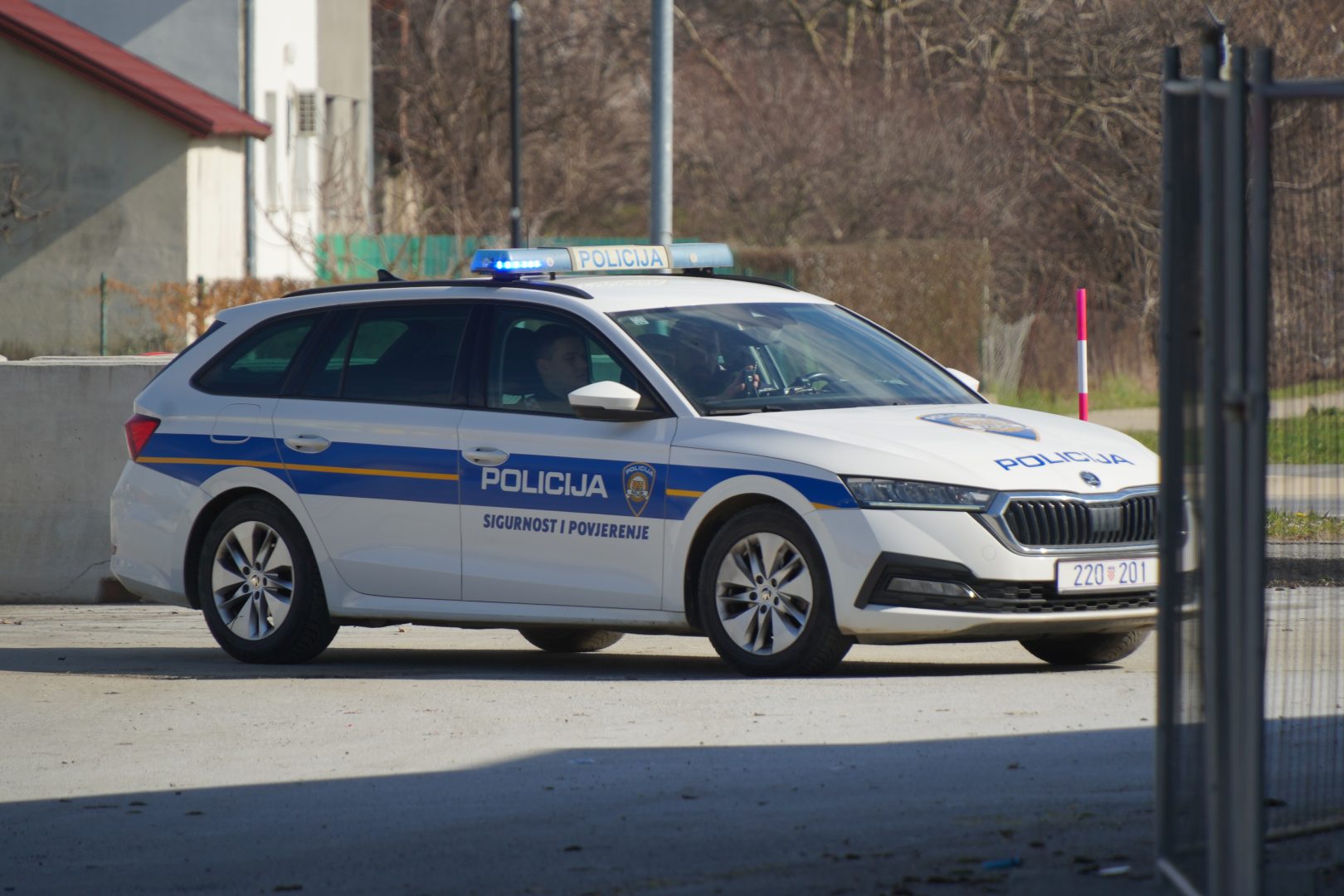 Pijani 63-godišnjak s 1,76 promila vozilom udario parkirani automobil pa pobjegao