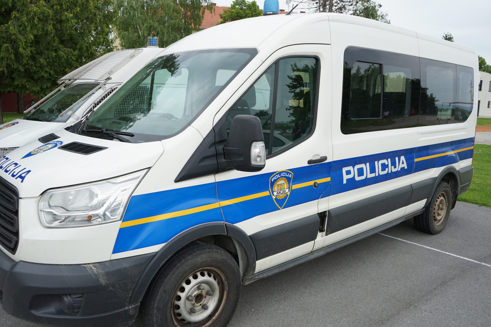 Dvojica pijanih vikali na konobarice, jedan je i zalio pićem