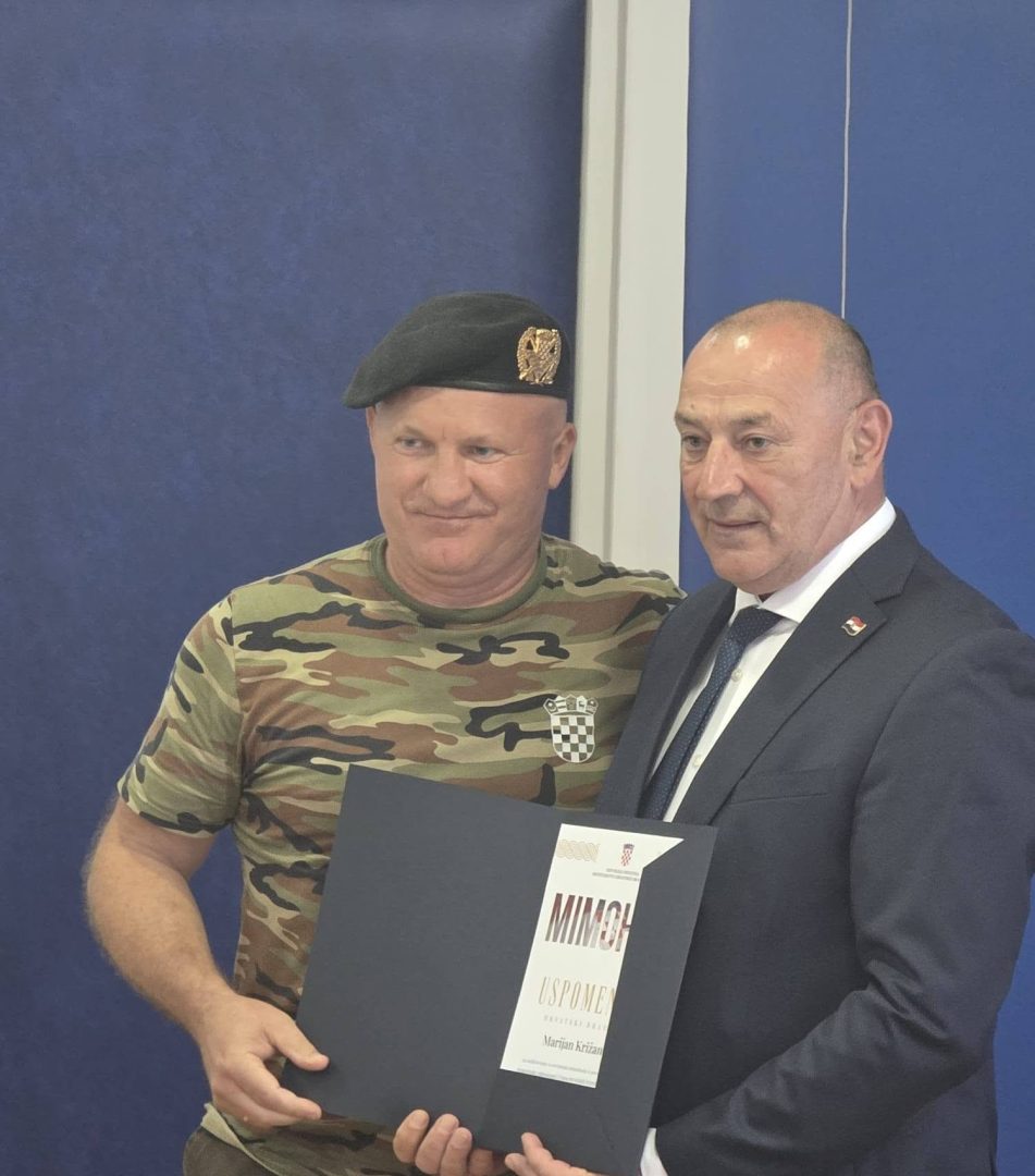 Marijanu Križanoviću uručena Uspomenica za sudjelovanje u mimohodu povodom 30. obljetnice Oluje