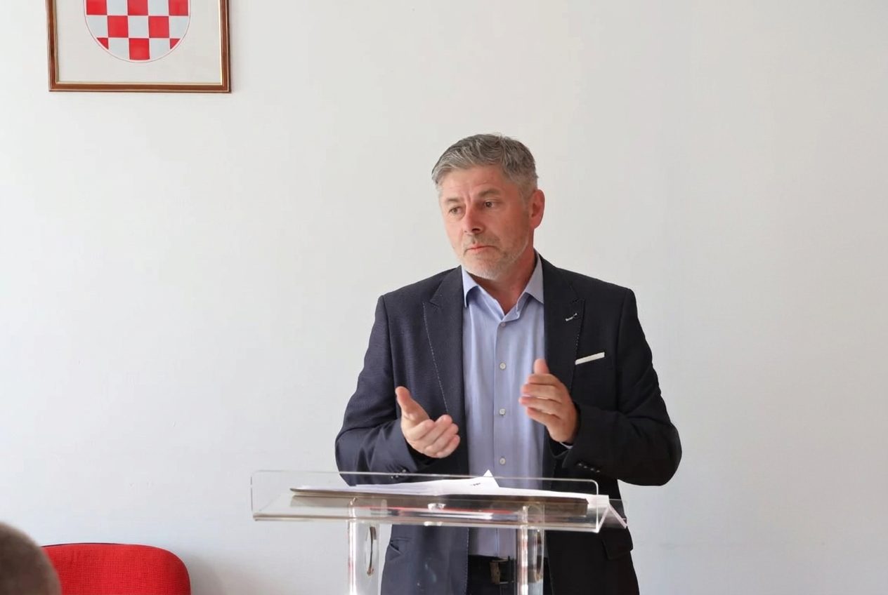 Nakon predsjednika i član Izvršnog odbora Požeškog sportskog saveza podnio ostavku