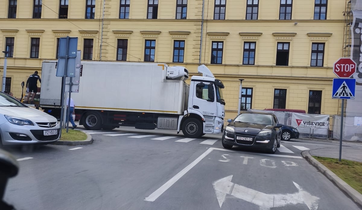 Parkirao kamion na pješački prijelaz i bezbrižno istovara robu. Gdje je policija?