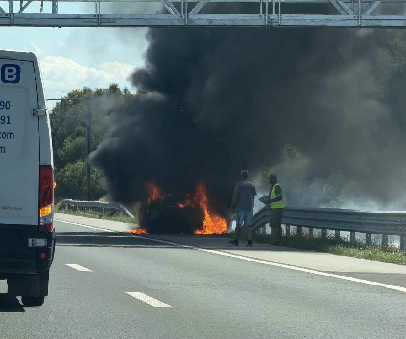 [VIDEO] Plamen na autocesti progutao osobni automobil
