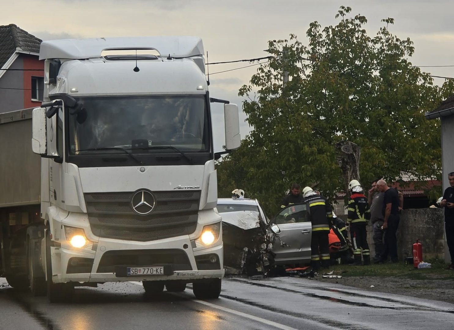 Sudarili se kamion i automobil, cesta zatvorena za sav promet