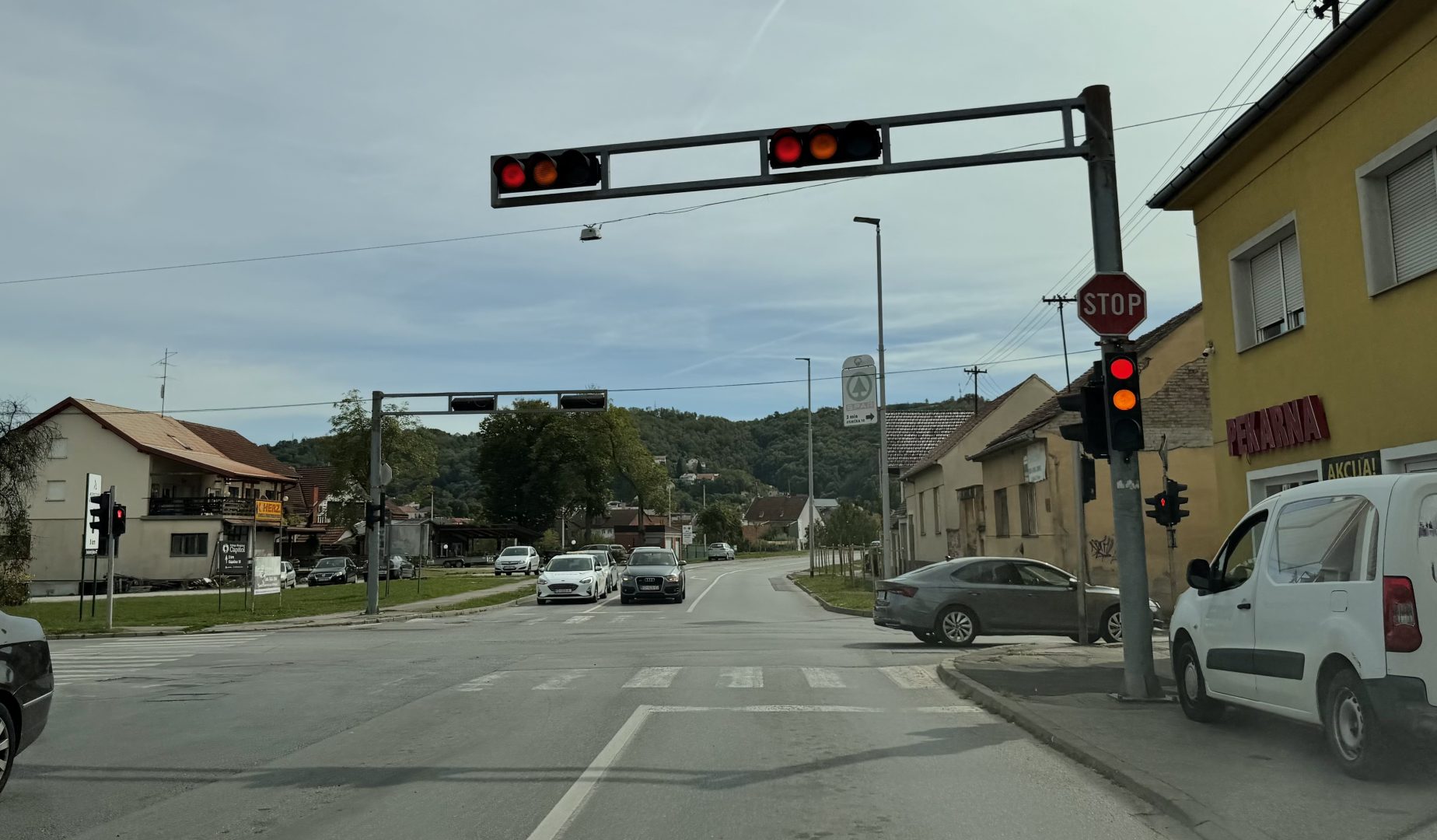 Treba li postaviti kameru za crveno svjetlo na semafore “kod Kalimera”?