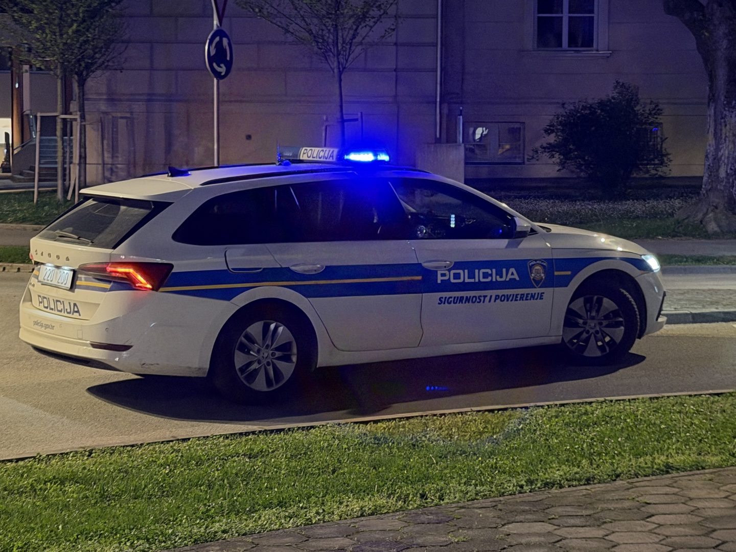 21-godišnjak divljao automobilom pa završio na krovu