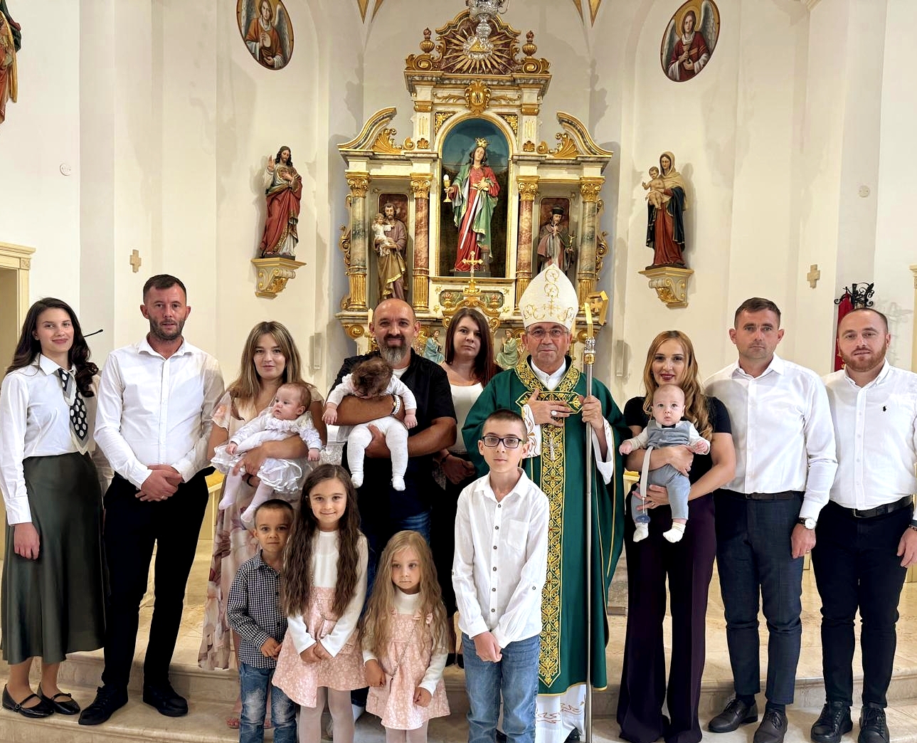 Biskup Ivo krstio troje djece u Jakšiću