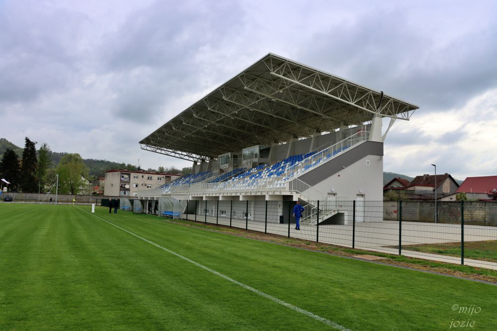 Kažu da u Veliku stane više ljudi, kao da montažne tribine još nisu izmišljene.