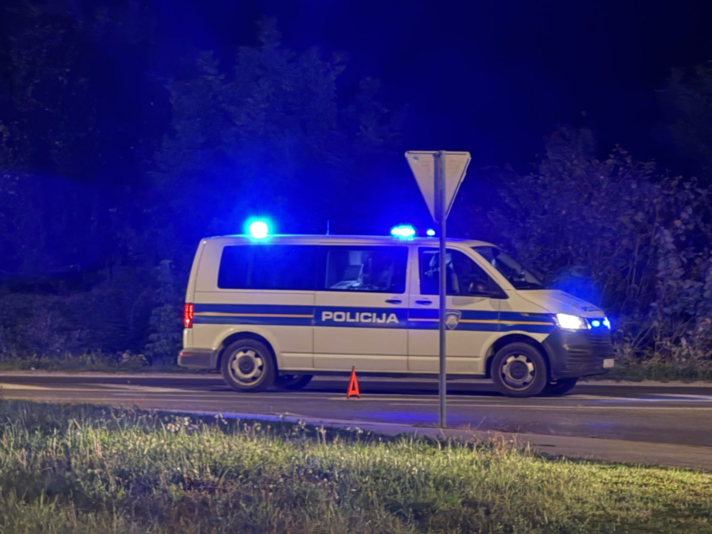19-godišnjak „divljao” pa sletio s ceste i prevrnuo se više puta: Dvije osobe ozlijeđene