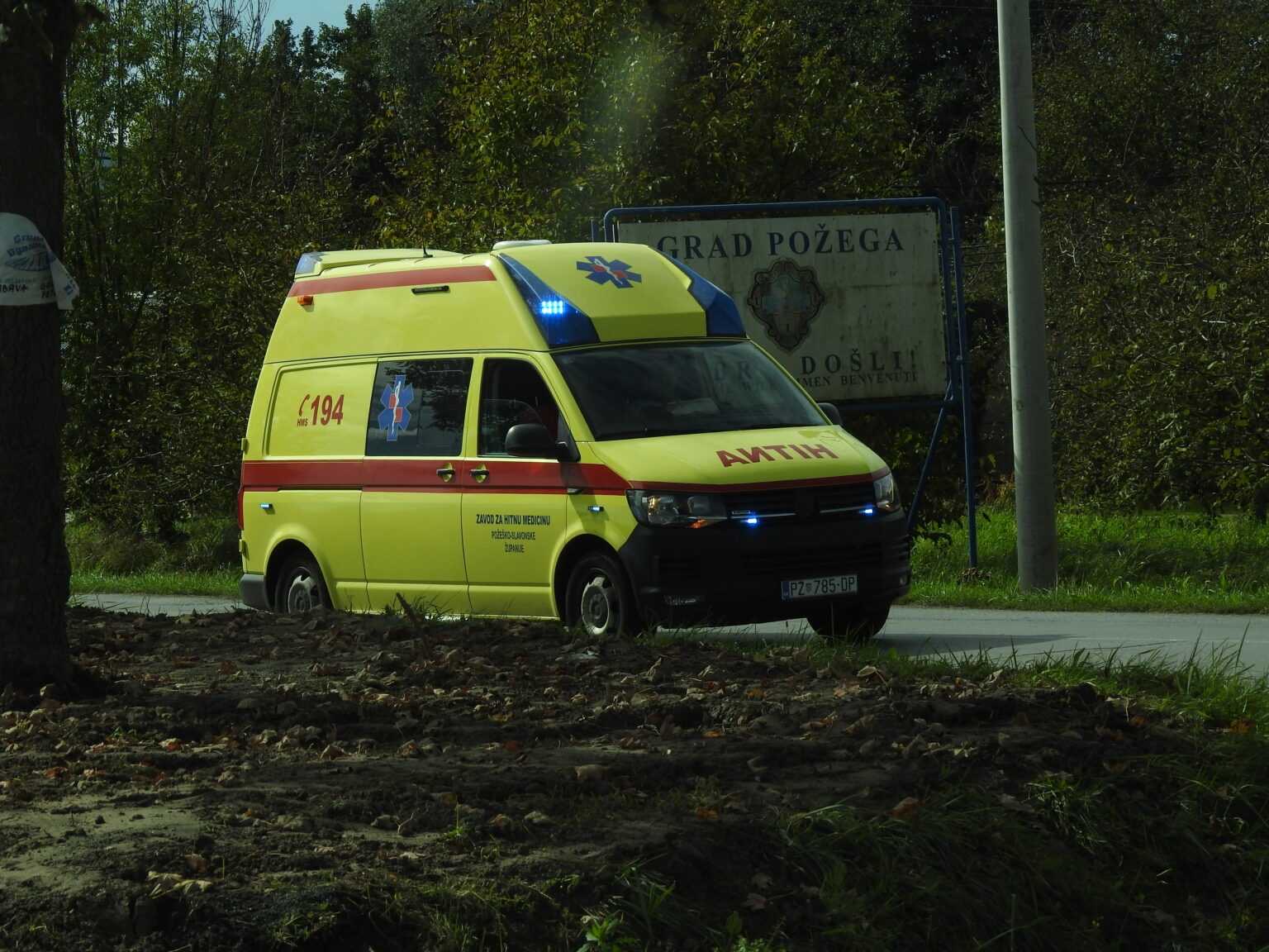 Radnik teško ozlijeđen: Na njega pao spremnik s vodom, strojem upravljao vozač bez važeće dozvole