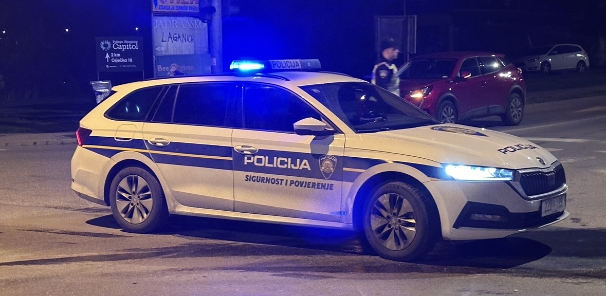 Pijana vozačica u Jakšiću sletjela s ceste, udarila u zid kuće i završila u odvodnom kanalu